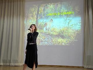 Ещё жива есенинская грусть...
